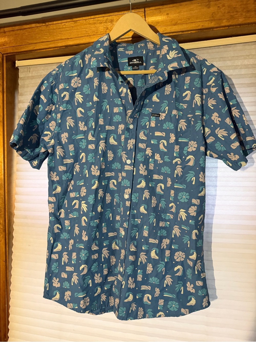 O'Neill blue button-up shirt with tropical leaf and bird print, size M #tropical
